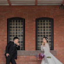 横浜・赤レンガ倉庫 2023.04.22 横浜赤レンガ倉庫を背景にポーズをとる新郎新婦