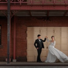 横浜・赤レンガ倉庫 2023.04.22 横浜赤レンガ倉庫を背景にポーズをとる新郎新婦