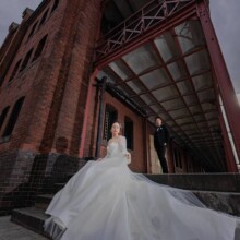 横浜・赤レンガ倉庫 2023.04.22 横浜赤レンガ倉庫を背景にポーズをとる新郎新婦