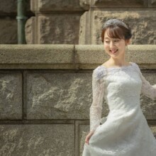 横浜・馬車道で春に撮影した洋装前撮り 横浜・馬車道でウェディングドレスを着用した新婦の洋装ソロショット