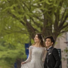 横浜・馬車道で春に撮影した洋装前撮り 横浜・馬車道でウェディングドレスを着用した新婦とタキシードを着用した新郎が写る洋装ウェディングフォト
