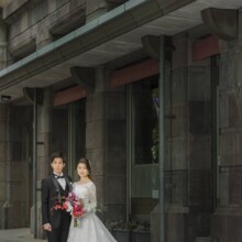 横浜・日本大通りで春に撮影した洋装前撮り 横浜・日本大通りでウェディングドレスを着用した新婦とタキシードを着用した新郎がブーケを持って写る洋装前撮り