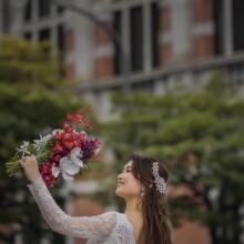 横浜・日本大通りで春に撮影した洋装前撮り 横浜・日本大通りでウェディングドレスを着用した新婦がブーケを持って写る洋装ウェディングソロショット