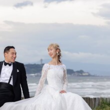 鎌倉・稲村ケ崎で夏に撮影した洋装前撮り 鎌倉・稲村ケ崎でウェディングドレスを着用した新婦とタキシードを着用した新郎が笑顔で写る洋装フォトウェディング