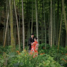 鎌倉の竹林お寺ので色打掛を着た新郎新婦が前撮り。和装での婚礼ウェディングフォト撮影