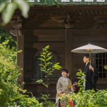鎌倉の竹林で色打掛を着た新郎新婦が和装のウェディングフォト撮影。お寺での前撮り