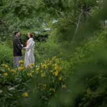 鎌倉のお寺で白無垢を着た新郎新婦の和装前撮り。ウェディングフォトとして婚礼の思い出を残すフォトウェディング