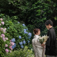 鎌倉のお寺で白無垢の和装を着た新郎新婦が前撮り。紫陽花の花と共に残す特別なウェディングフォト