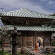 鎌倉・竹林のお寺の本堂前で色打掛を着た新郎新婦が和装で前撮り。ウェディングフォトと婚礼撮影