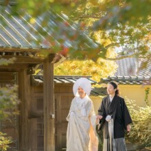 鎌倉のお寺で白無垢と綿帽子を着た新郎新婦が和装で前撮りするウェディングフォト、婚礼の美しい瞬間を捉えたフォトウェディング