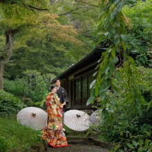 鎌倉のお寺で色打掛を着た新郎新婦が番傘を使って和装婚礼前撮りを行うフォトウェディング