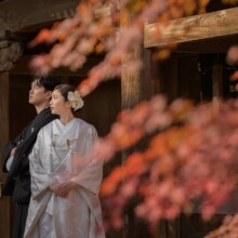 紅葉が美しい鎌倉のお寺で白無垢を着た新郎新婦が和装で婚礼前撮りを行うフォトウェディング