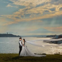 鎌倉・稲村ガ崎 2024.06.13 稲村ガ崎から望む富士山を背景に、印象的な結婚写真を撮影