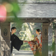 鎌倉・浄智寺 2020.03.26 和装の新郎新婦が古門で手を取り合う結婚式の前撮り