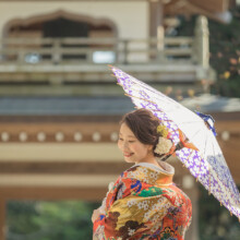 鎌倉・浄智寺 2020.03.26 浄智寺の鐘楼門を背景に番傘を持つ新婦。伝統的な建物と一緒に撮影する和装前撮り