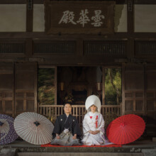 鎌倉・浄智寺 2021.12.15 鎌倉・浄智寺の本堂前での正座ショット。前撮りの中で定番のポーズ