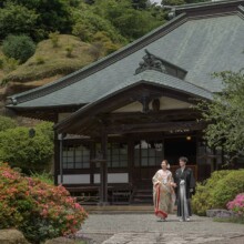 鎌倉・海蔵寺 2022.06.05 海蔵寺の手入れされた庭で和装の新郎新婦が前撮り、鎌倉らしい伝統美が映えるウェディングフォト。