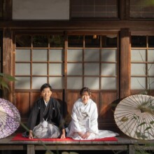 鎌倉・海蔵寺 2023.11.29 鎌倉での和装前撮り、新郎新婦が色打掛を着て正座するウェディングフォトシーン。