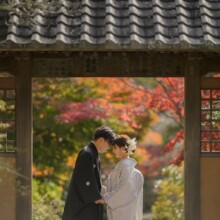 鎌倉・海蔵寺 2022.12.09 紅葉の海蔵寺で白無垢を着た新郎新婦が向かい合い、和装前撮りのウェディングフォト。
