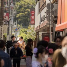 鎌倉・街並み/人力車 2022.05.04 鎌倉の歴史ある街並みを背景に、人力車と和装で残す前撮り