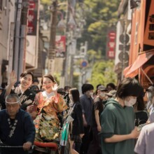 鎌倉・街並み/人力車 2022.05.04 鎌倉の古都の風情を感じる街並みで、人力車と和装の特別な撮影