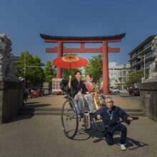 鎌倉・街並み/人力車 2022.05.04 鎌倉の歴史と文化が漂う街並みを背景に、人力車と和装撮影