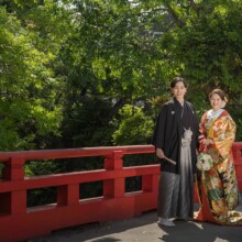 鎌倉・街並み/人力車 2022.05.04 歴史ある鎌倉の街並みで和装姿の新郎新婦を残すウェディングフォト