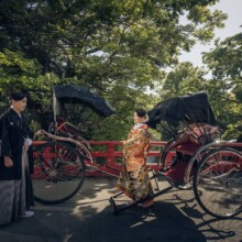鎌倉・街並み/人力車 2022.05.04 鎌倉の歴史と文化が漂う街並みを背景に、人力車と和装撮影