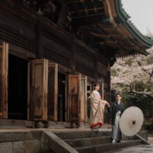 鎌倉・建長寺 2023.03.28 鎌倉の建長寺で和装の新郎新婦が荘厳な建物を背景に撮影するウェディングフォト