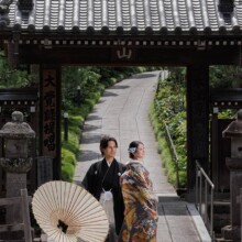 鎌倉・建長寺 2024.07.10 鎌倉の寺院で色打掛を着た新郎新婦が番傘を手に前撮りする和装フォトウェディングの風景