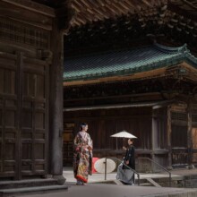 鎌倉・建長寺 2024.07.10 鎌倉の荘厳な建物を背景に色打掛をまとった新郎新婦が番傘を手にする和装フォトウェディング