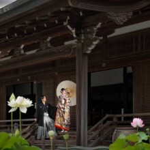 鎌倉・建長寺 2024.07.10 鎌倉の荘厳な建物前で色打掛の新郎新婦が番傘を持つ和装フォトウェディング