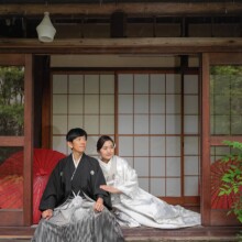 縁側で寄り添う白無垢と黒紋付袴の新郎新婦の和装前撮り