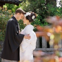 白無垢姿の新婦と黒紋付袴の新郎が神社で向かい合う結婚式前撮り