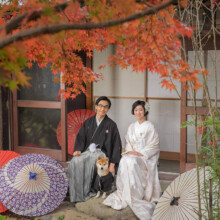 紅葉の季節に古民家スタジオの縁側で愛犬と一緒に残す前撮り