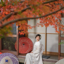 紅葉と和傘を使って白無垢姿の新婦が美しい和装ウェディングフォト