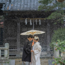 雨でも和傘を使いお二人の記録を残す和装前撮り