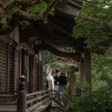 鎌倉のお寺で白無垢を着た新郎新婦が和装で行う婚礼前撮り、ウェディングフォト