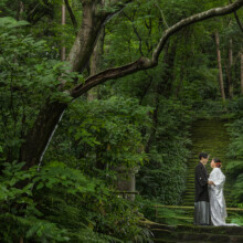 鎌倉のお寺で白無垢を着た新郎新婦が苔の階段で和装婚礼前撮りを行うウェディングフォト