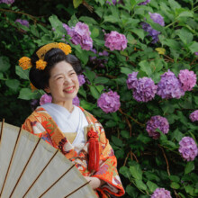 鎌倉のお寺で色打掛を着た新婦、文金高島田の髪型で紫陽花の前で婚礼前撮りフォトウェディング