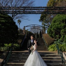 港の見える丘公園の階段前でポーズをとる洋装の新郎新婦
