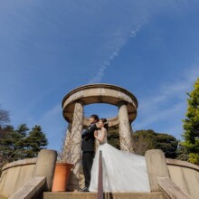 港の見える丘公園の円形モニュメント前で寄り添う洋装の新郎新婦