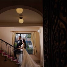 ベーリックホールの階段で見つめ合う新郎新婦
