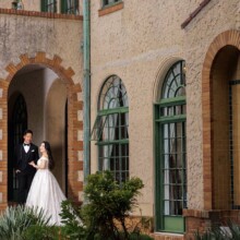 ベーリックホールのアーチ前に立つ新郎新婦