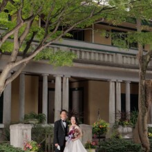 山手234番館前の木陰で寄り添う新郎新婦
