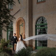 ベールが風に舞うベーリックホール前で見つめ合う新郎新婦の結婚式前撮り