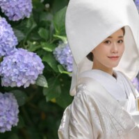 鎌倉・妙本寺 2023.06.21 妙本寺の紫陽花と白無垢姿の新婦が映える和装前撮り。風情ある初夏のウェディングフォト。