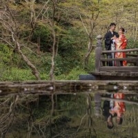 水面反射が美しい妙本寺で色打掛の新郎新婦が向かい合う和装前撮り。人気の和婚フォト。