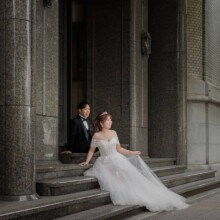 日本大通りの歴史的建築前で座る新郎新婦のシックな結婚式前撮り
