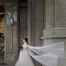 日本大通りの石造り建築でベールが舞う新婦のウェディングフォト